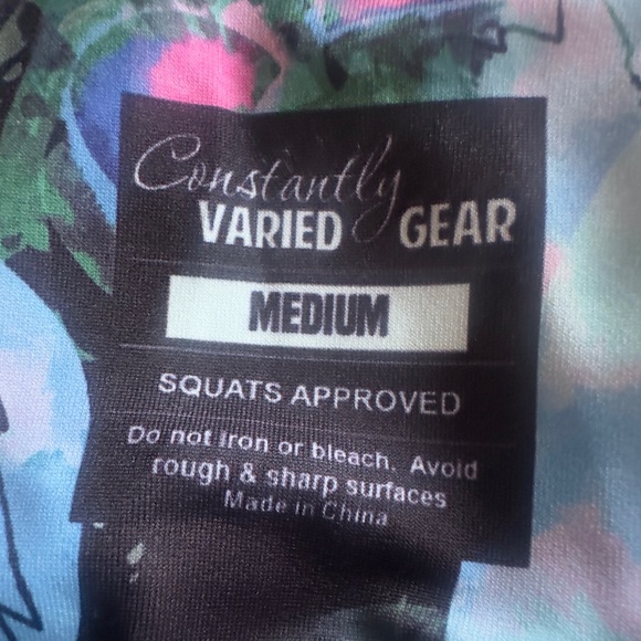 NWOT CVG-Constantly Varied Gear Miami Skull Print Capri Leggings Size M - Picture 5 of 7